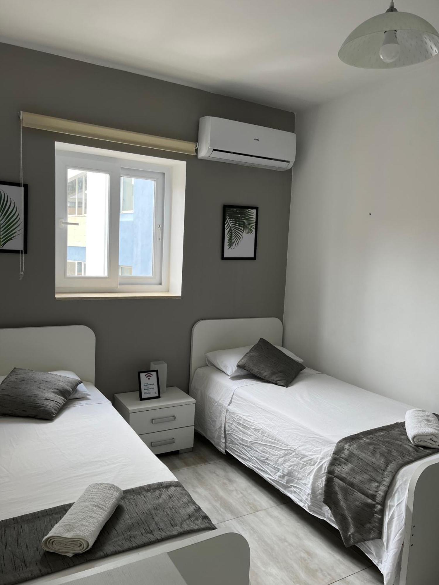 F3 Room 3, Private Room Two Single Beds Shared Bathroom Msida Ngoại thất bức ảnh