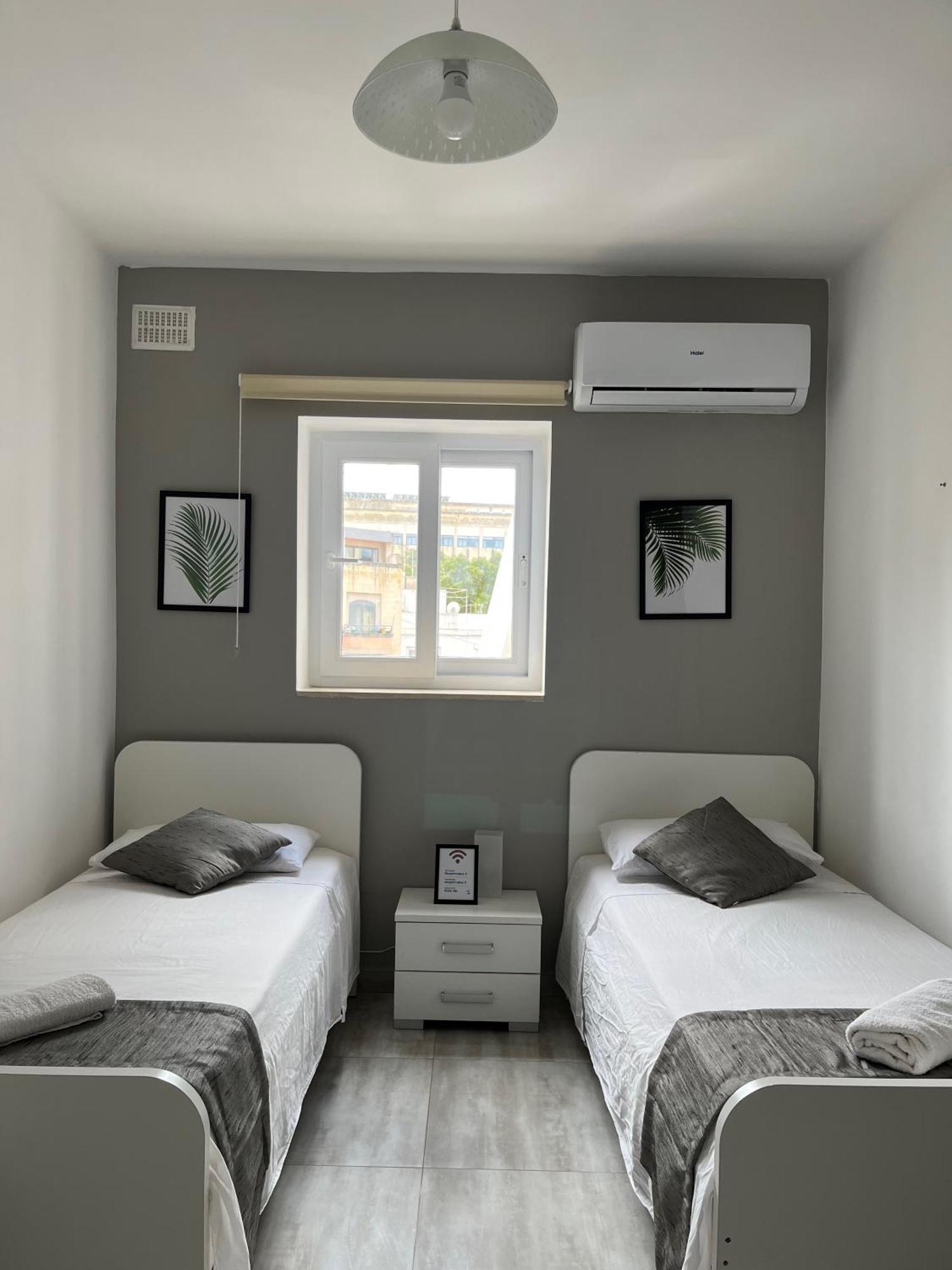 F3 Room 3, Private Room Two Single Beds Shared Bathroom Msida Ngoại thất bức ảnh